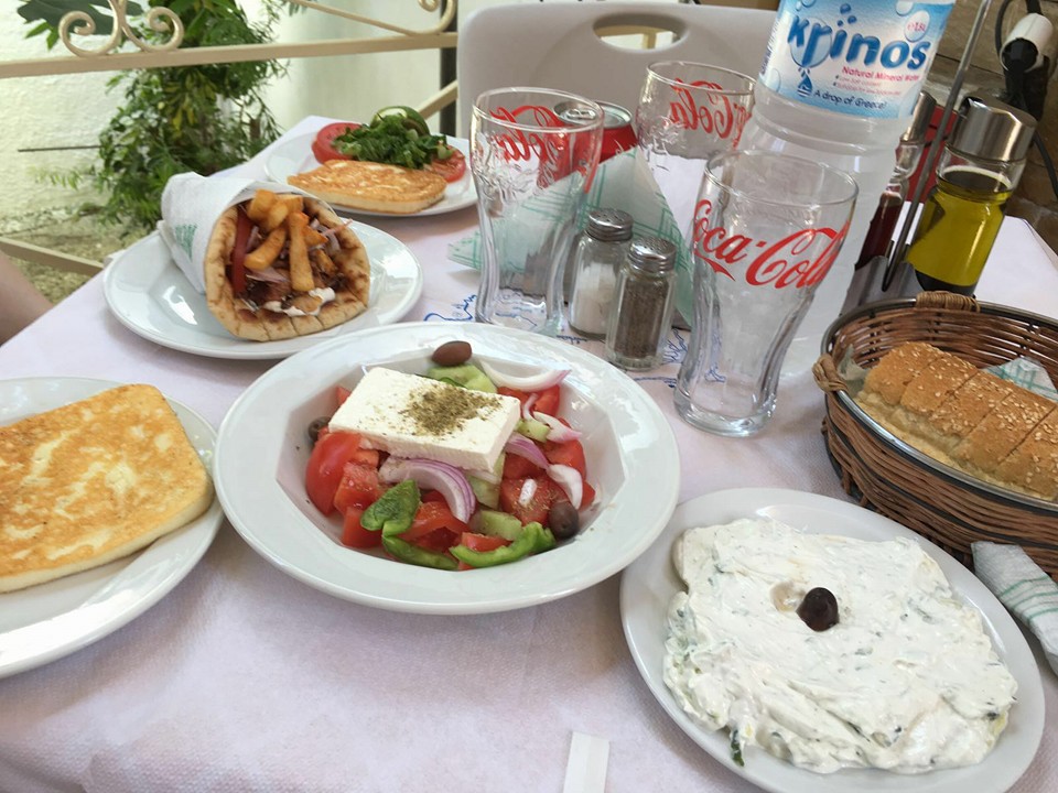 Kreikkalainen ateria: gyros, salaatti ja tzatziki