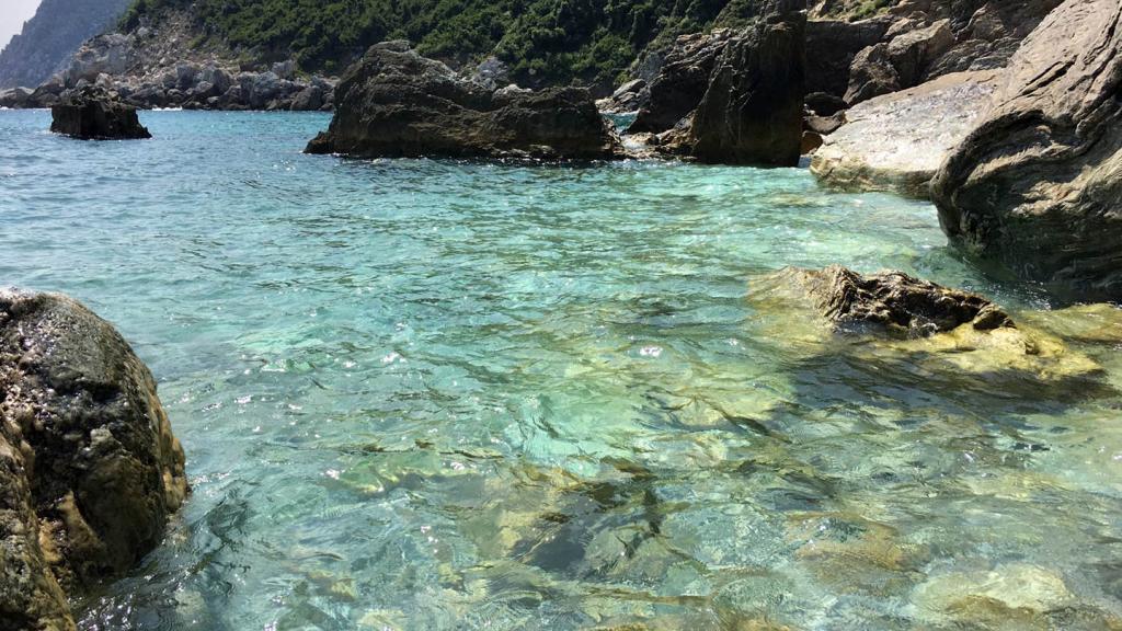 Turkoosi vesi Agios Ioannis Kastrin rannalla