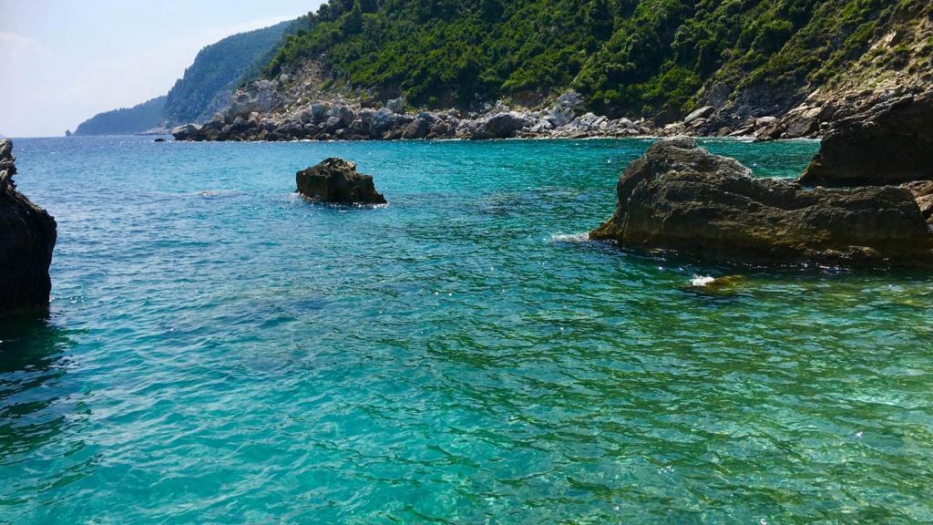 Agios Ioannis Kastrin ranta ja kappelin kallio aamulla