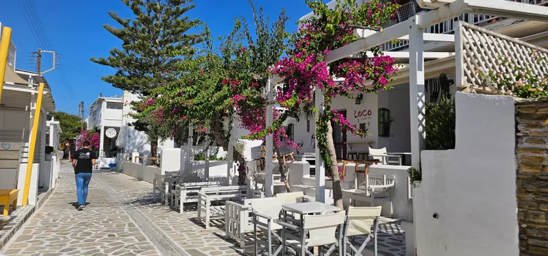Bougainvillea ja tavernan pöydät Antiparoksen kylässä
