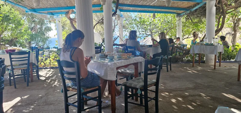 Taverna viiniköynnösten varjossa Karpathoksella