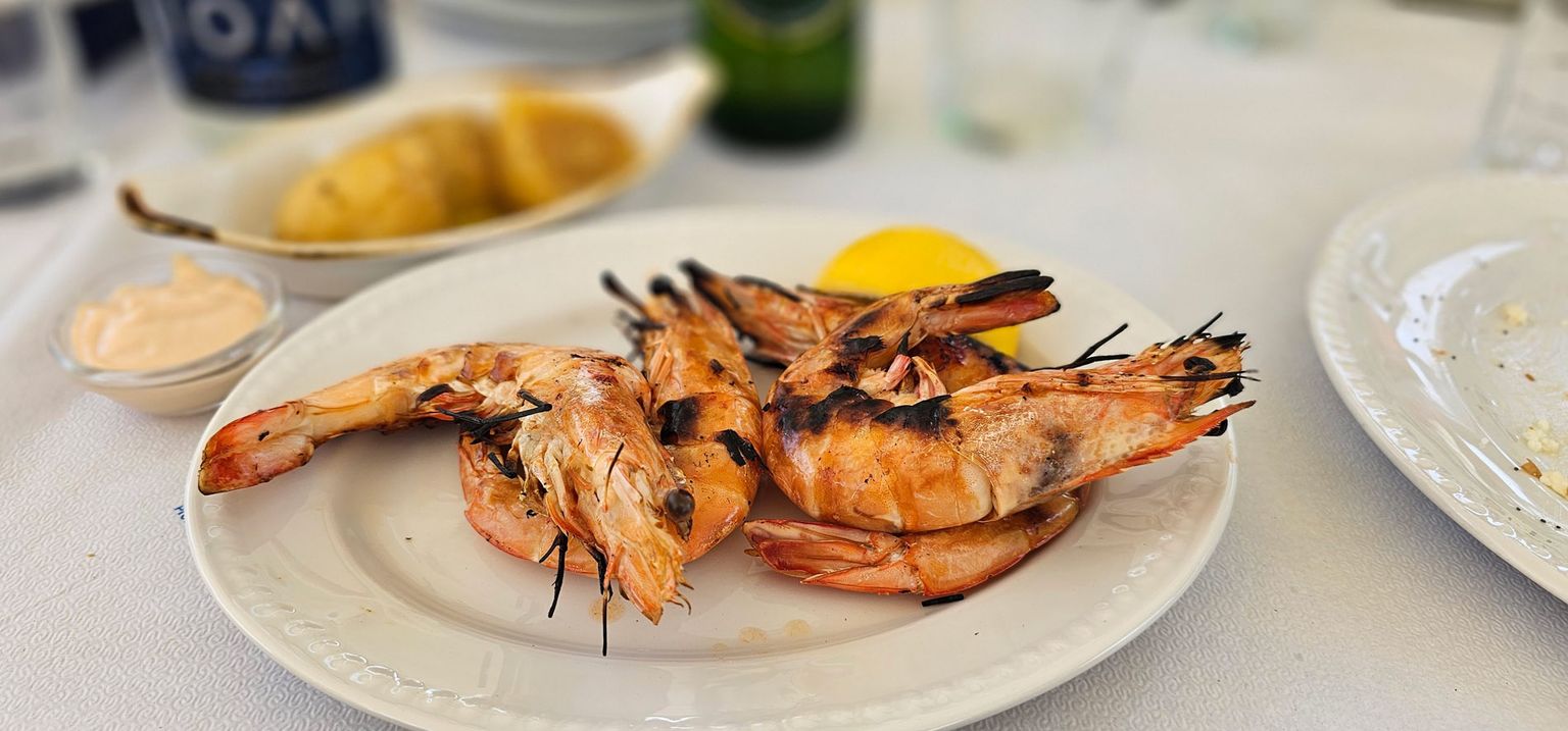 Grillattuja katkarapuja kreikkalaisessa tavernassa