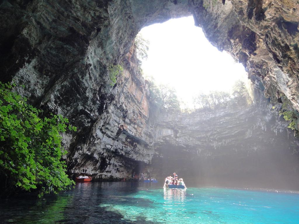 Melissani-luolajärvi Kefaloniassa