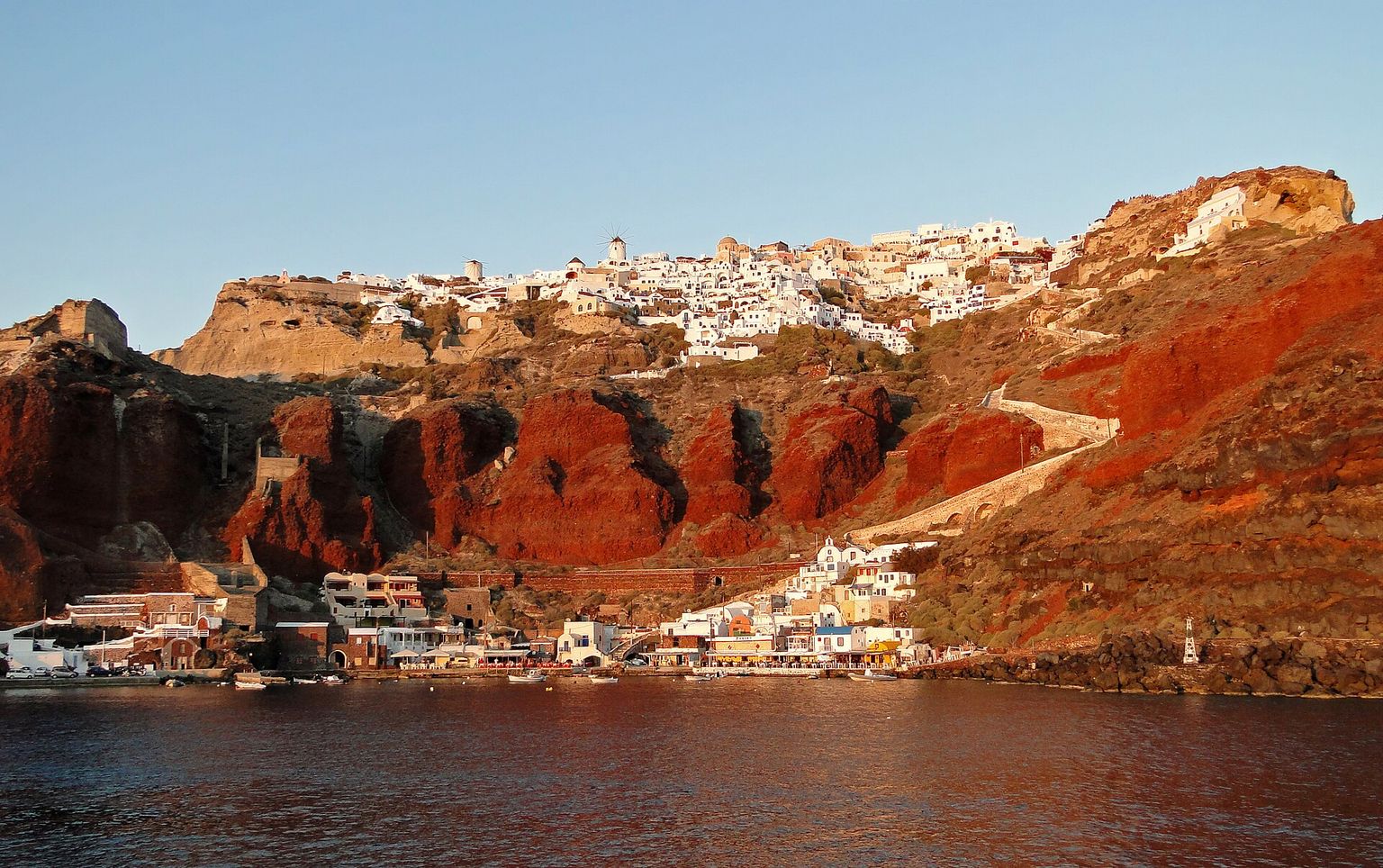 Oian valkoiset talot Santorinin kalderan reunalla