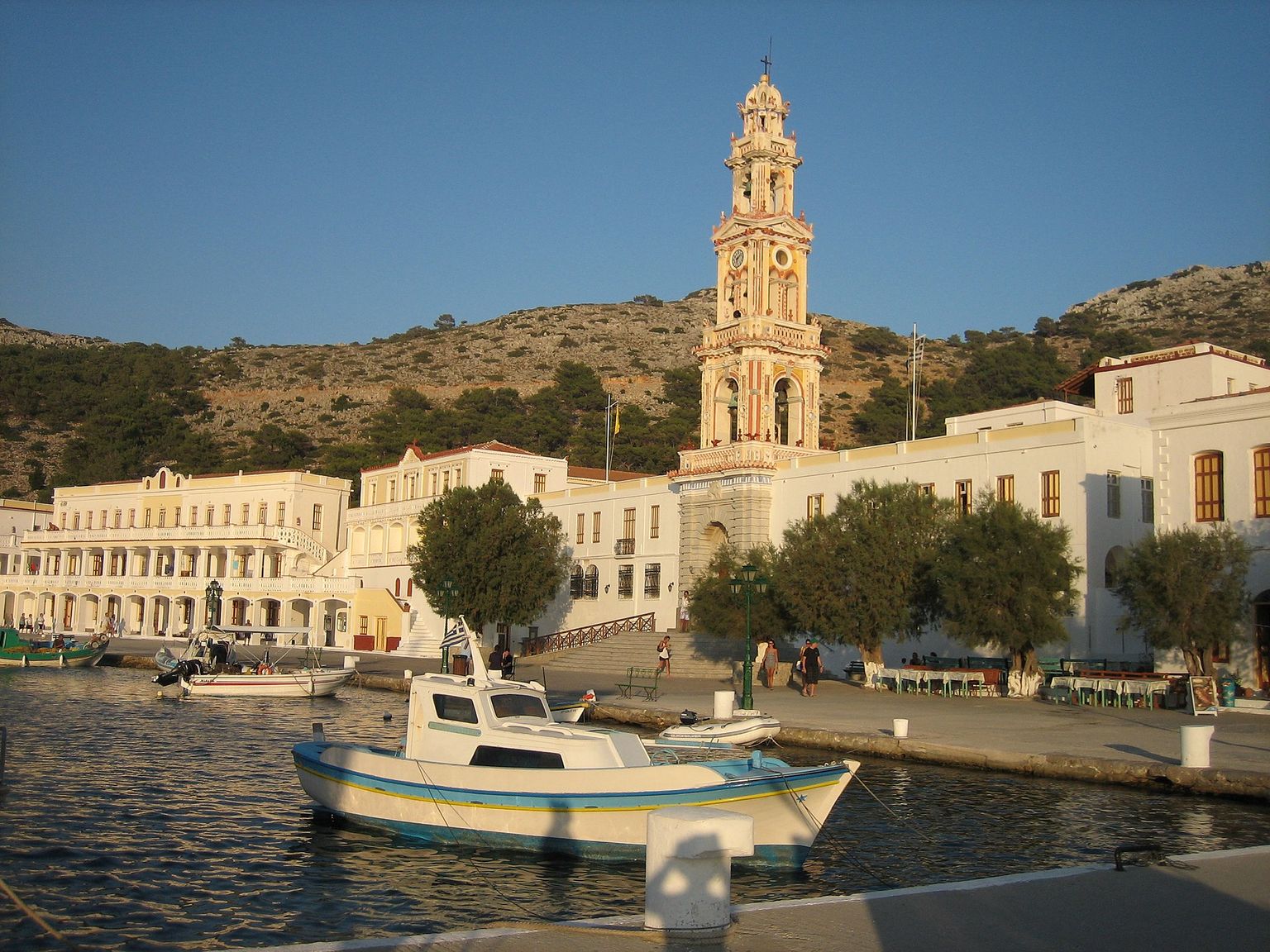 Panormitiksen luostari ja sen kellotorni Symin lounaisrannikolla