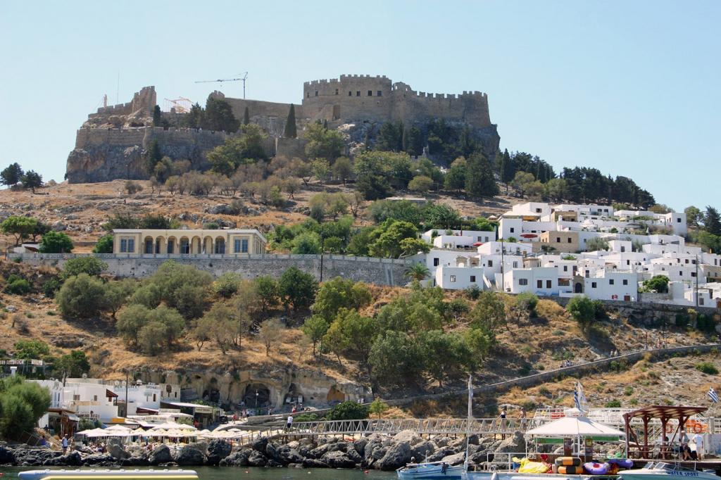 Lindoksen valkoiset talot ja akropolis rinteessä Rodoksella