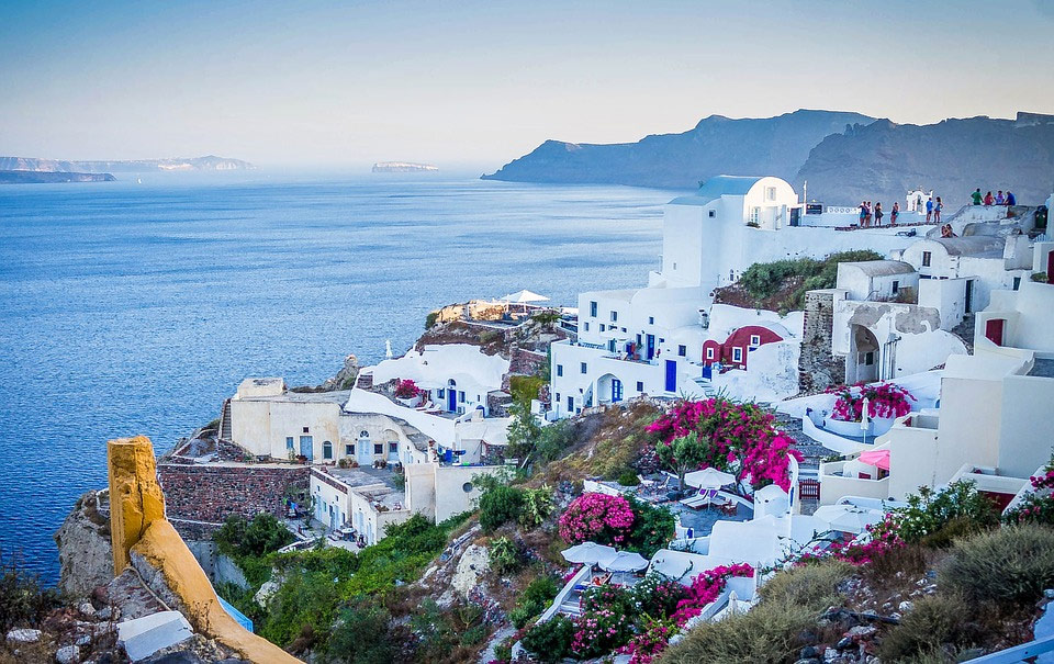 Oían valkoiset talot kalderan reunalla Santorinilla