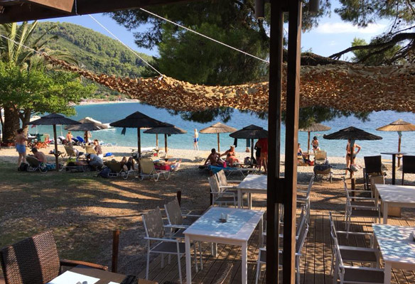 Taverna-terassi Panormos Beachin rannan tuntumassa Skopeloksella