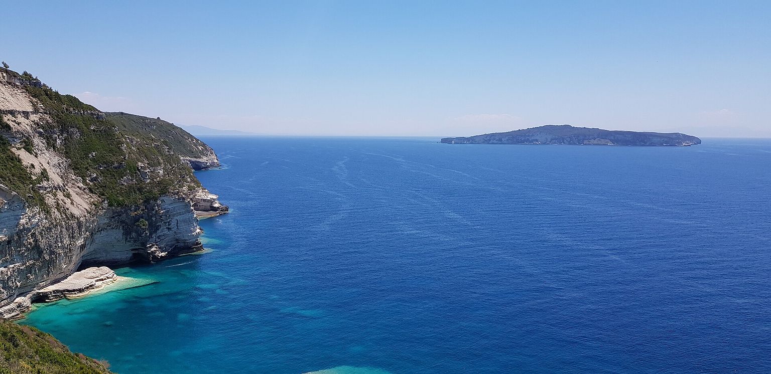 Paxoksen kalliorannikko ja Antipaxos horisontissa